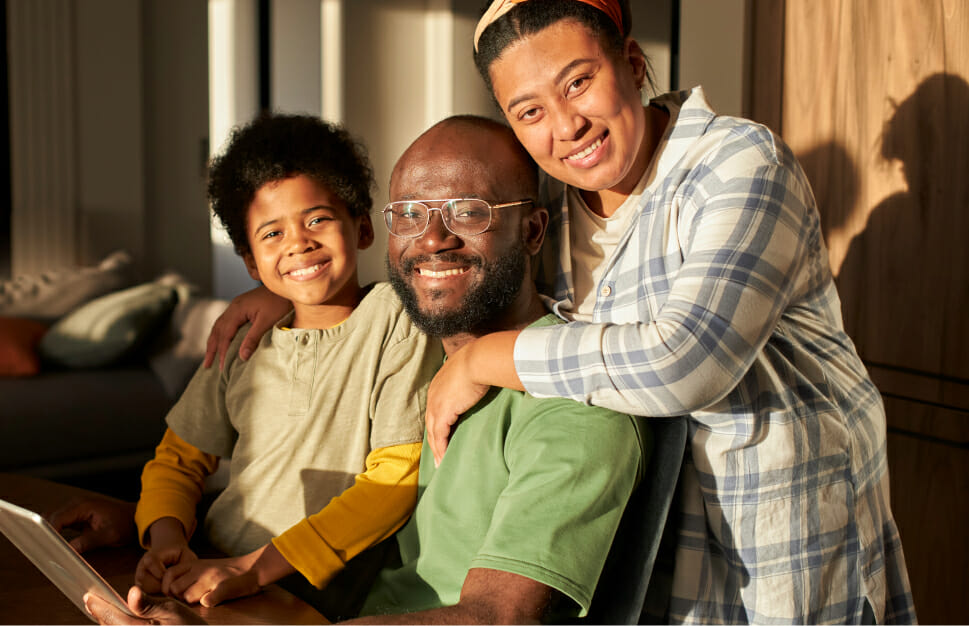 Família feliz abraçada